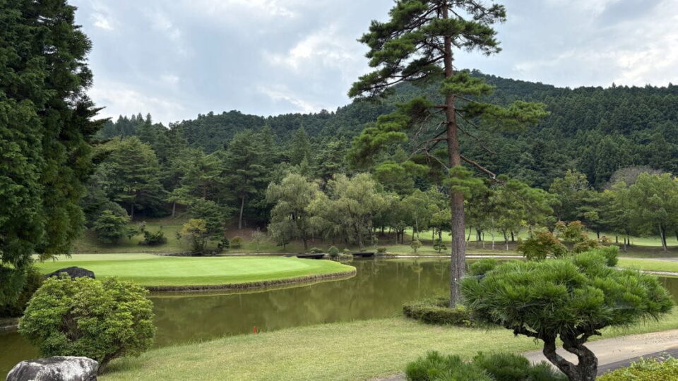 【ラウンドレビュー】ベスト更新76!何度行っても飽きない|さいたま梨花カントリークラブの「戦略的」な魅力とは?