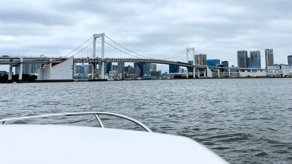 レインボーブリッジと船首