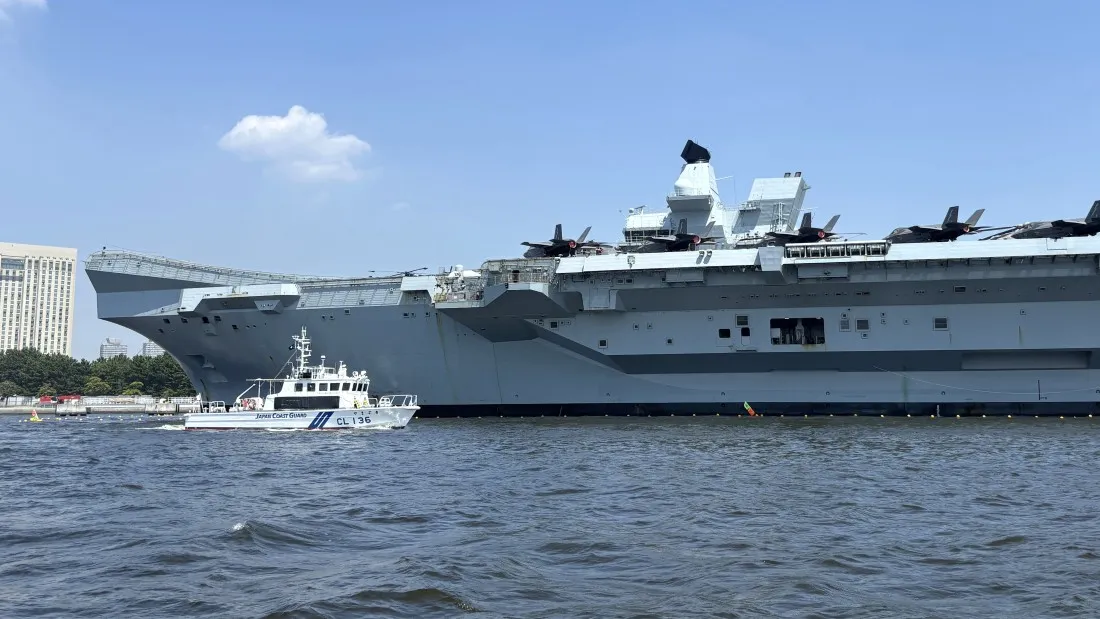 イギリス海軍の大戦艦と警備中の海保艇