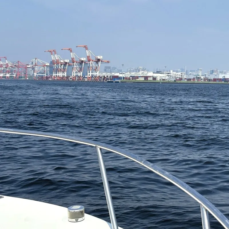 東京湾のコンテナターミナルへ