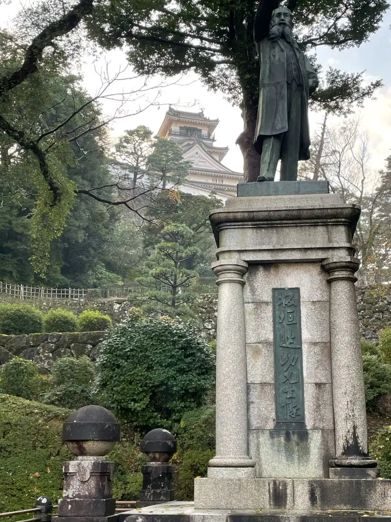 板垣退助像と高知城