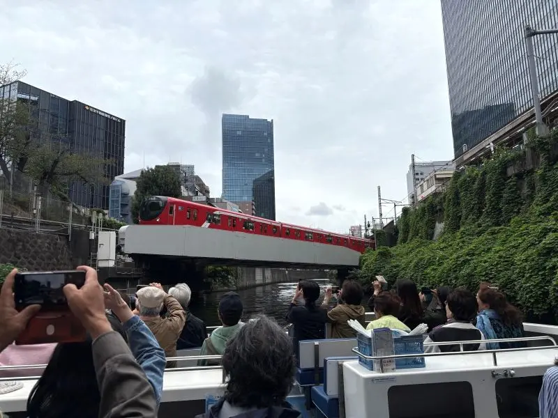お茶の水駅の丸の内線を船上から見上げる