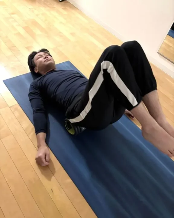 ストレッチパイプを使ったヨガのポーズ