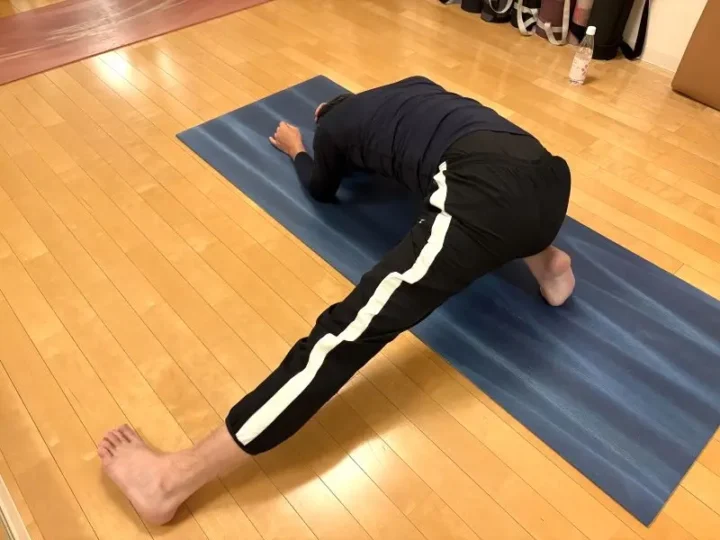 太もも裏側を伸ばすポーズ