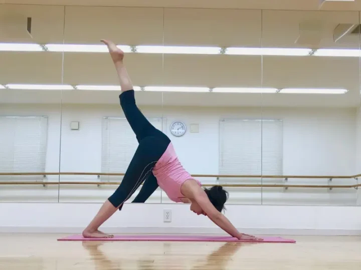 インストラクターの美しい姿勢