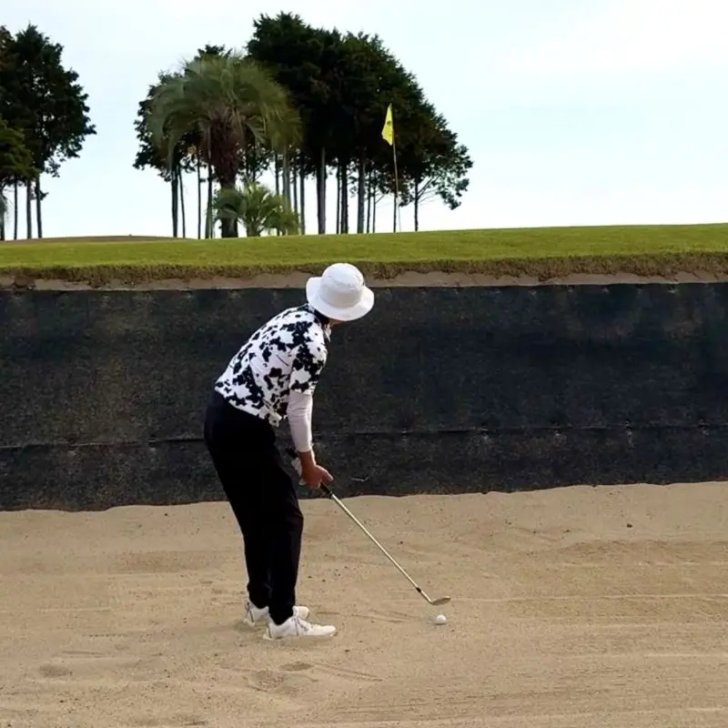 アゴの高いガードバンカーからのショット